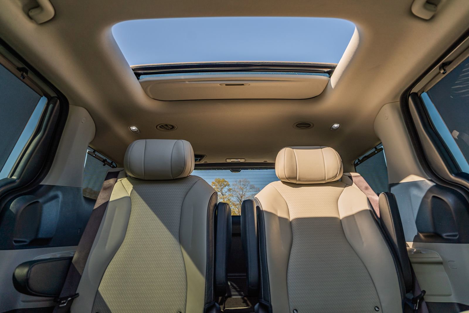 Used 2025 Kia Carnival SX Prestige image 32