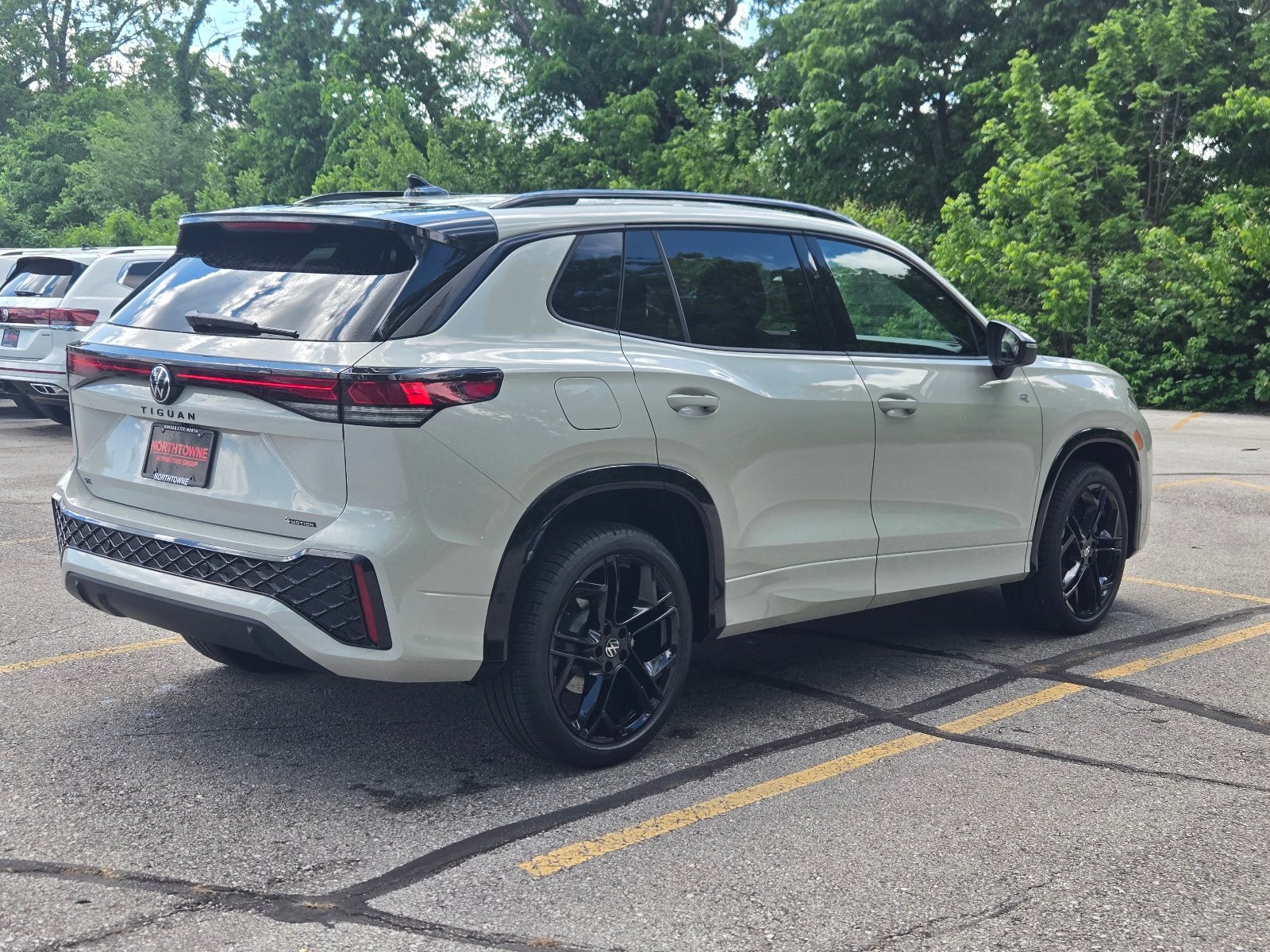 New 2026 Volkswagen Tiguan SE R-Line AWD/4WD image 5