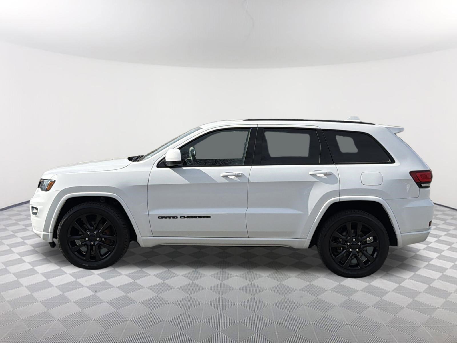 Used 2019 Jeep Grand Cherokee Altitude RWD image 9
