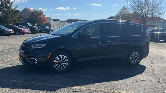 Used 2021 Chrysler Pacifica Touring-L image 4