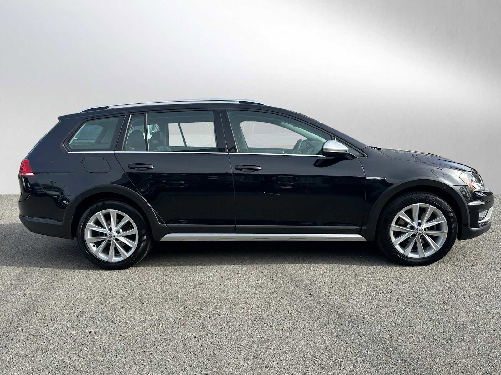 Used 2017 Volkswagen Golf Alltrack S AWD/4WD image 2