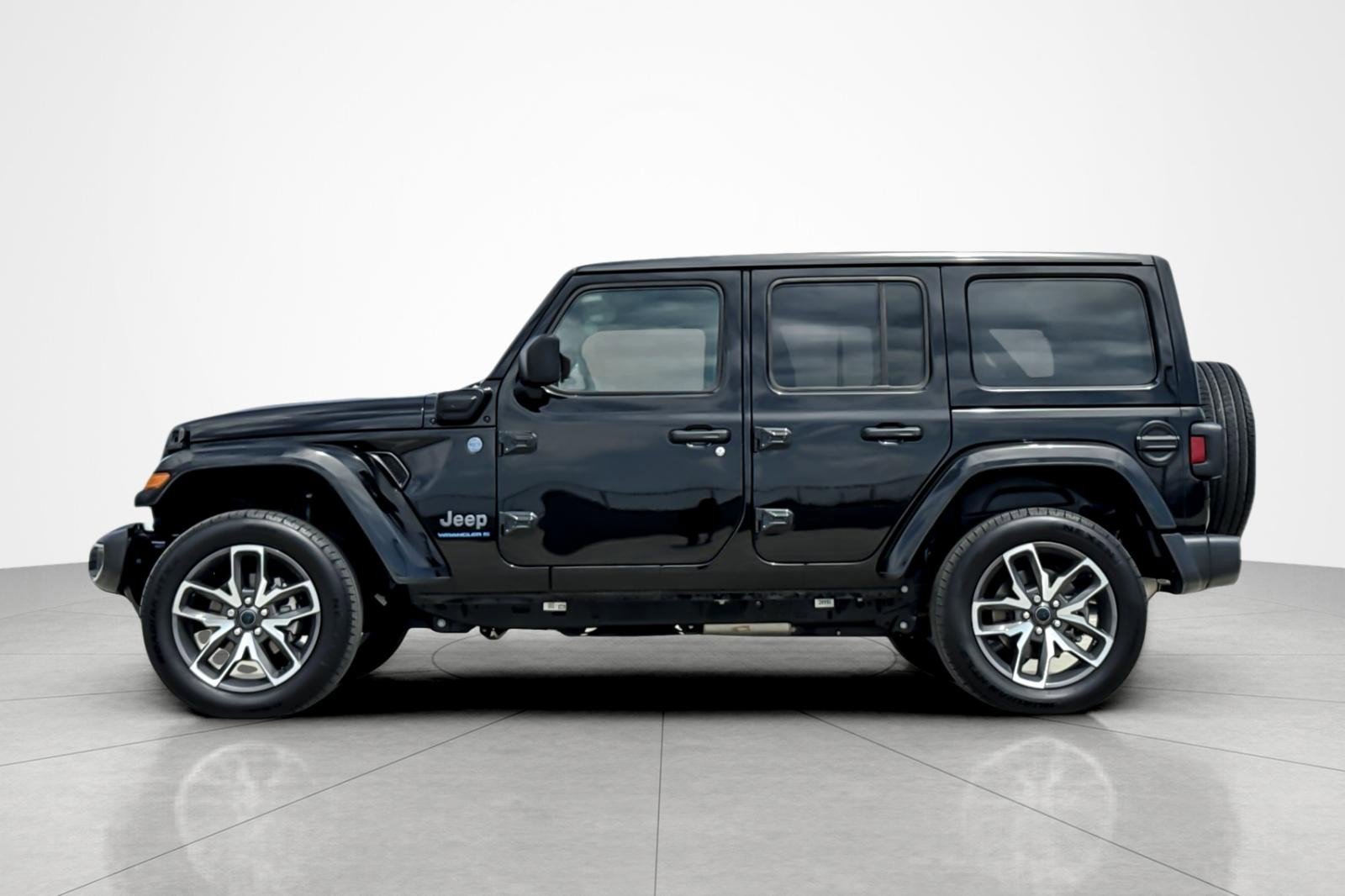 Used 2024 Jeep Wrangler Unlimited AWD/4WD image 2