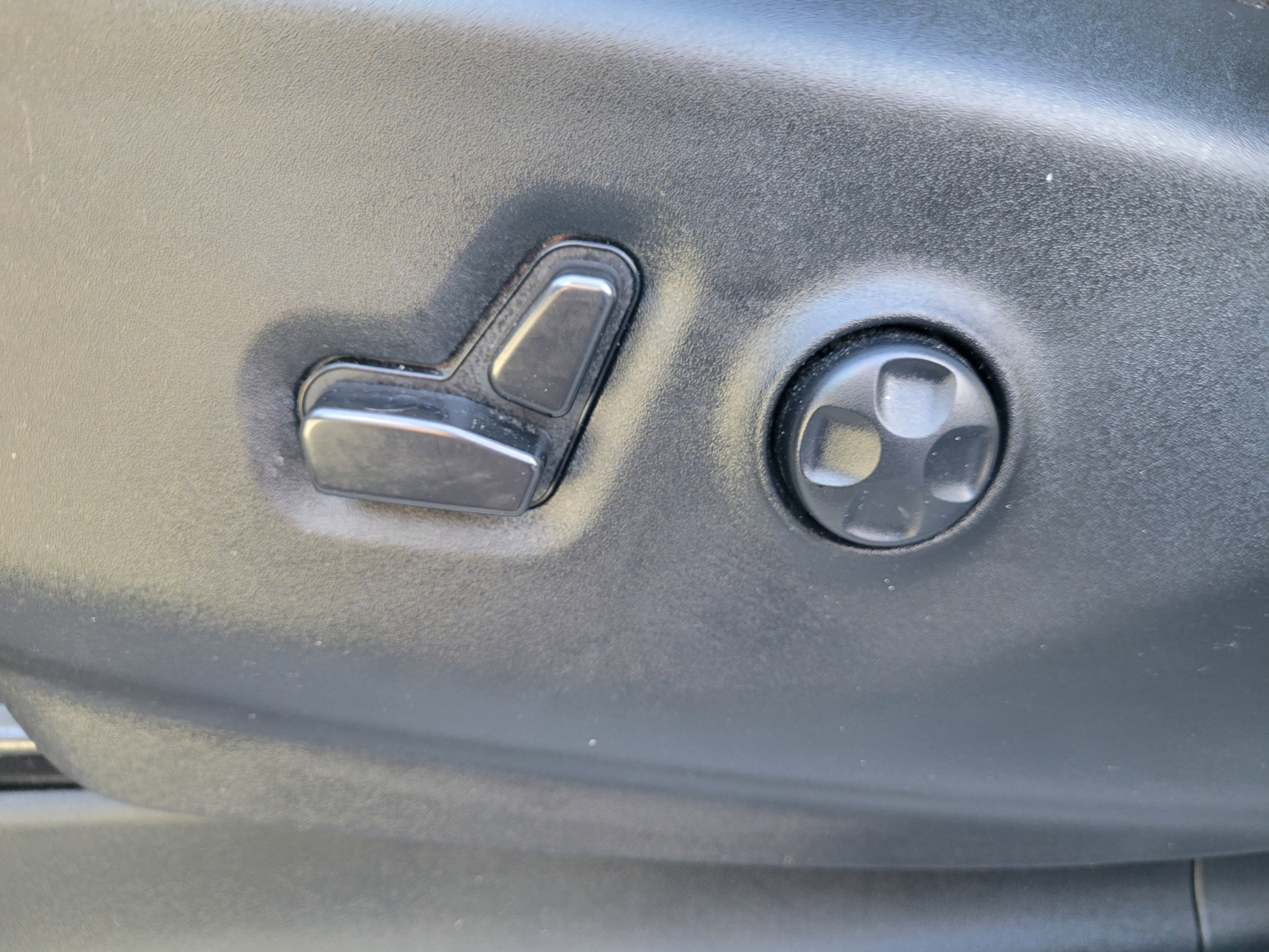 Used 2023 Chrysler Voyager LX image 22