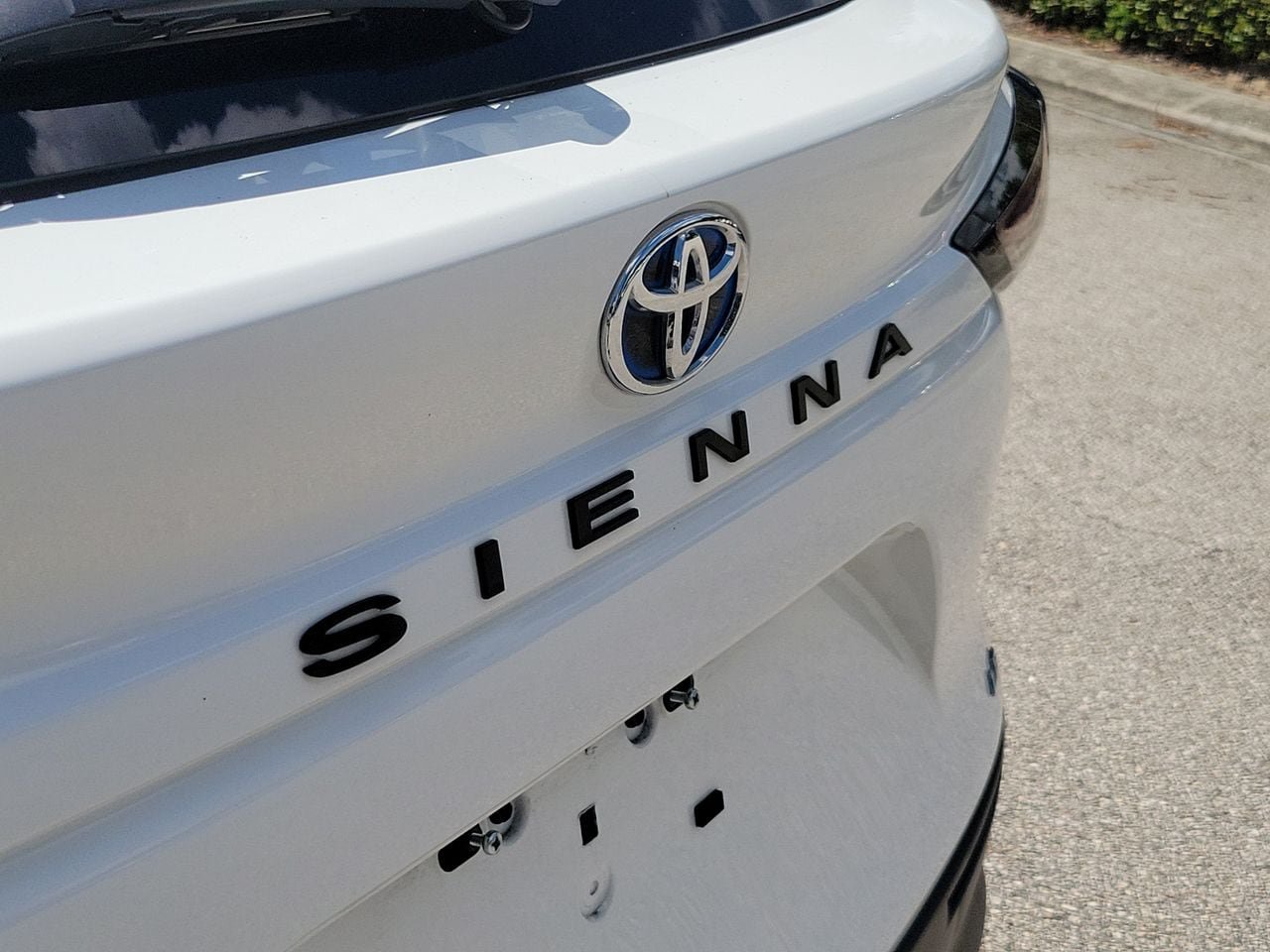 Used 2025 Toyota Sienna LE FWD image 6