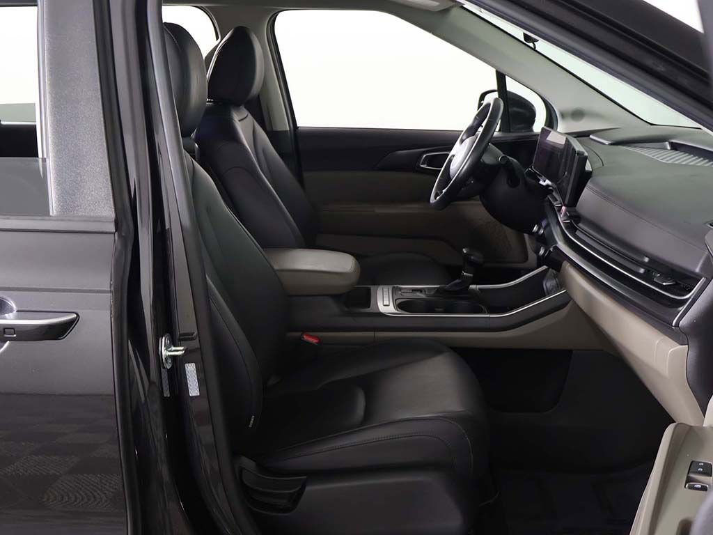 Used 2025 Kia Carnival FWD image 24