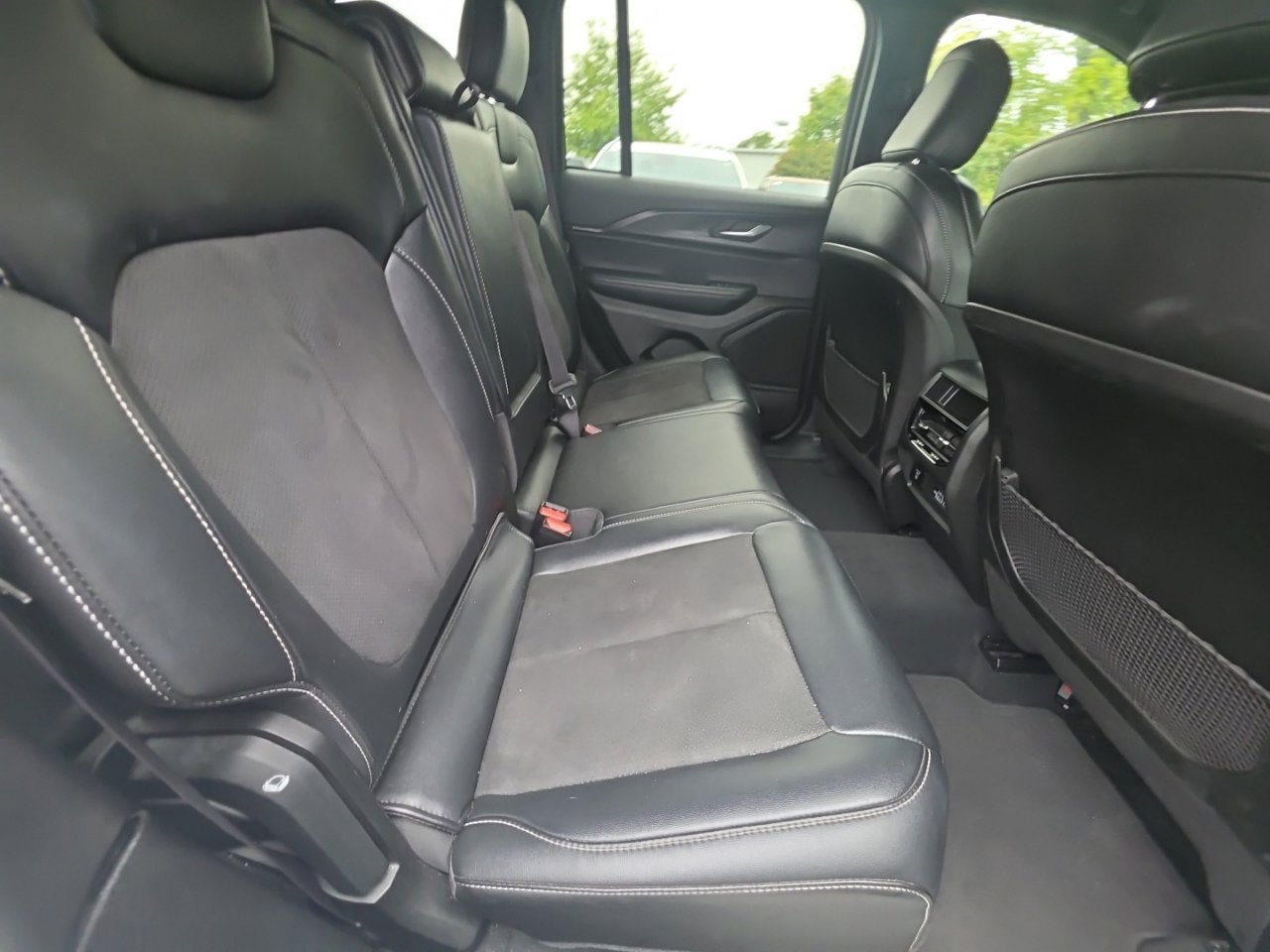 Used 2025 Jeep Grand Cherokee Altitude AWD/4WD image 17