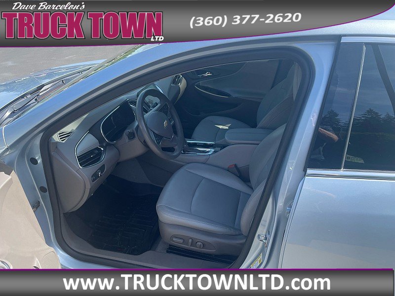 Used 2017 Chevrolet Malibu LT w/ Leather Package FWD image 9