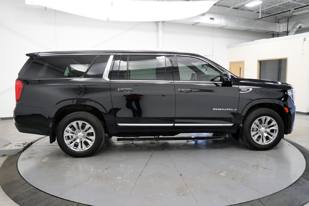 Used 2023 GMC Yukon XL Denali AWD/4WD image 9