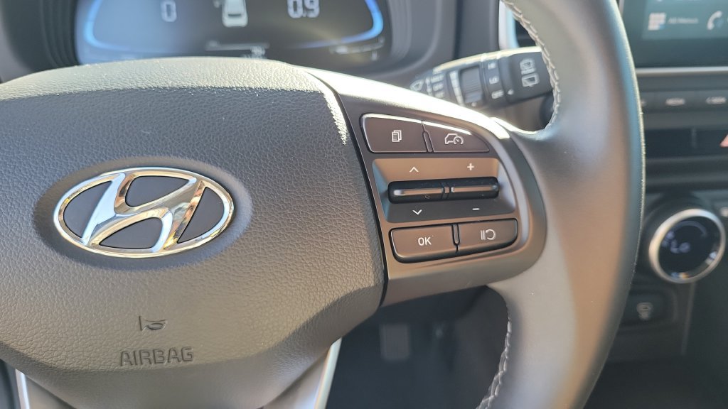 Used 2025 Hyundai Venue SEL FWD image 19