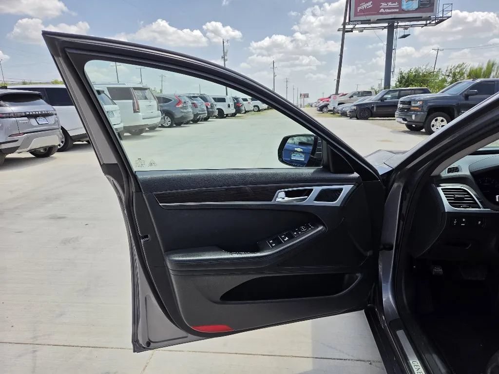 Used 2016 Hyundai Genesis 3.8 RWD image 11