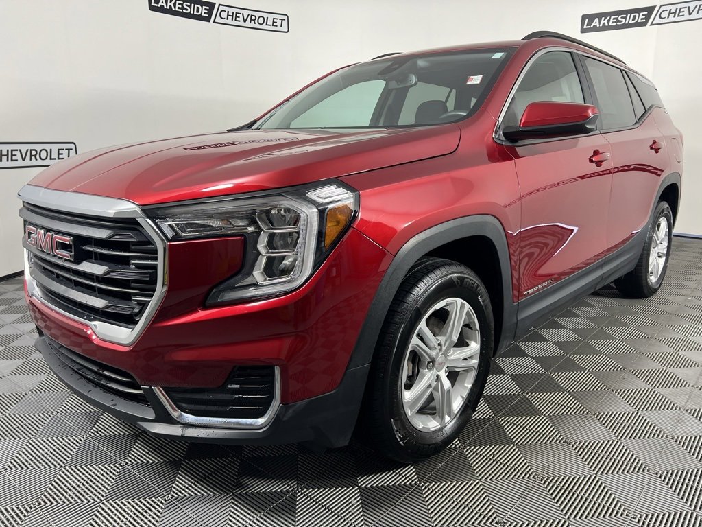 Used 2024 GMC Terrain SLE w/ Driver Convenience Package image 2