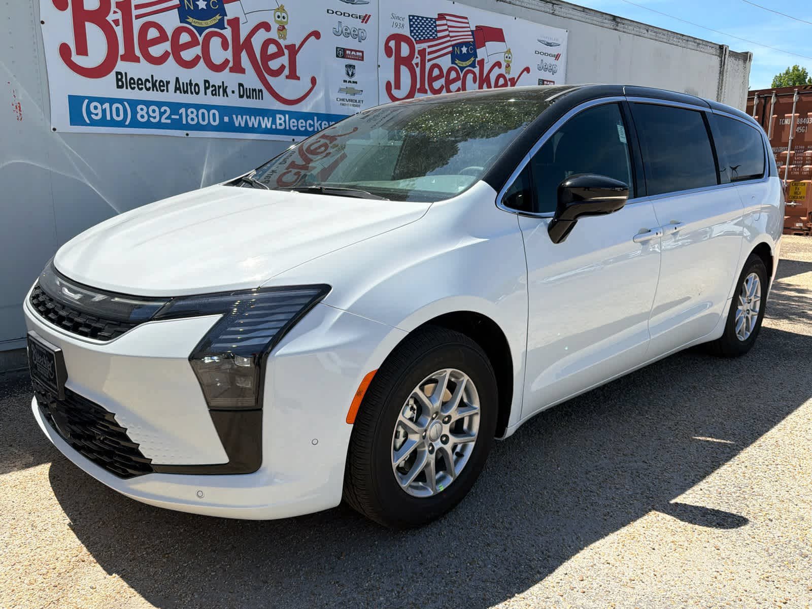 New 2027 Chrysler Pacifica Select FWD image 6