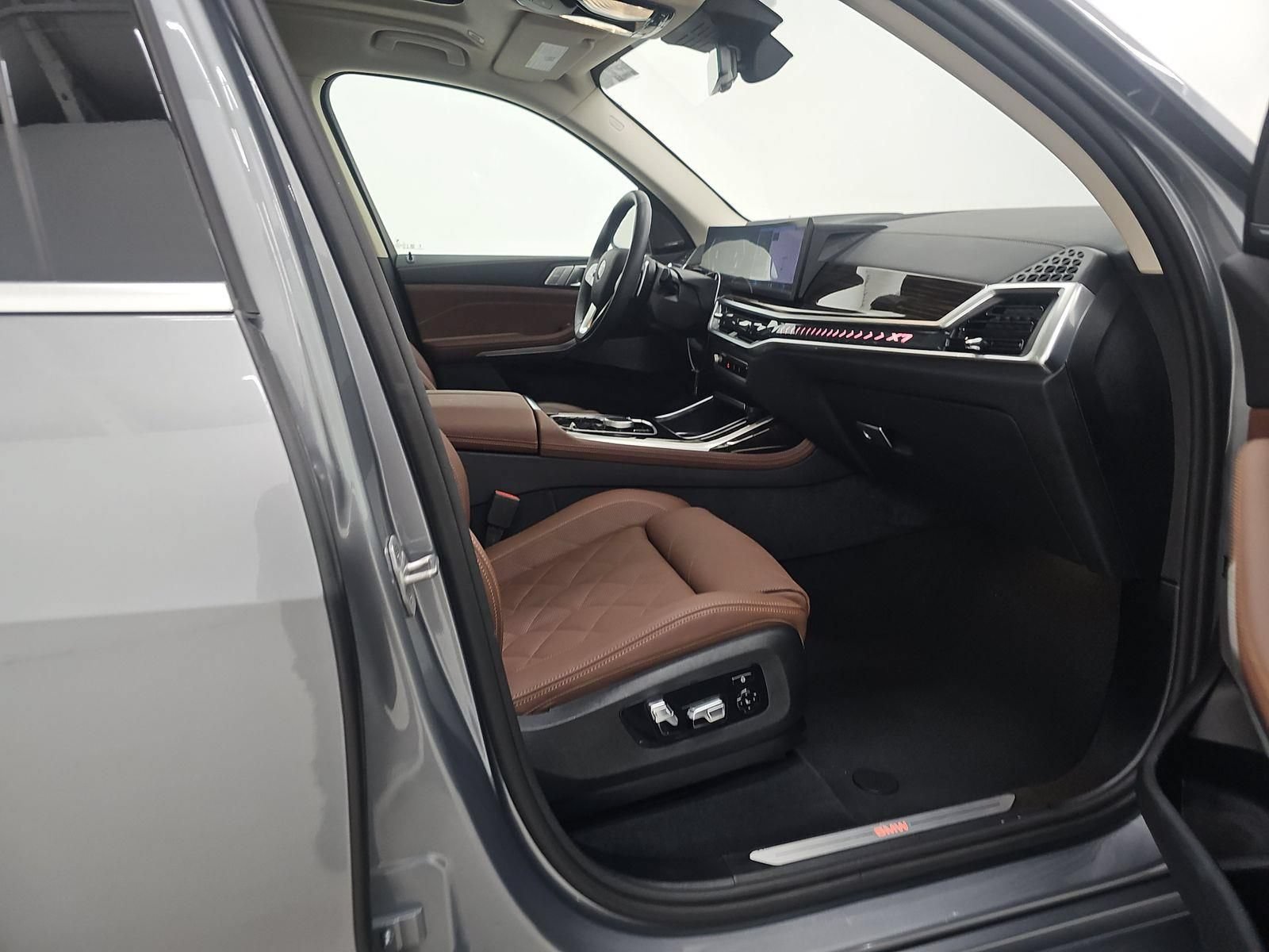 Used 2026 BMW X7 xDrive40i AWD/4WD image 8