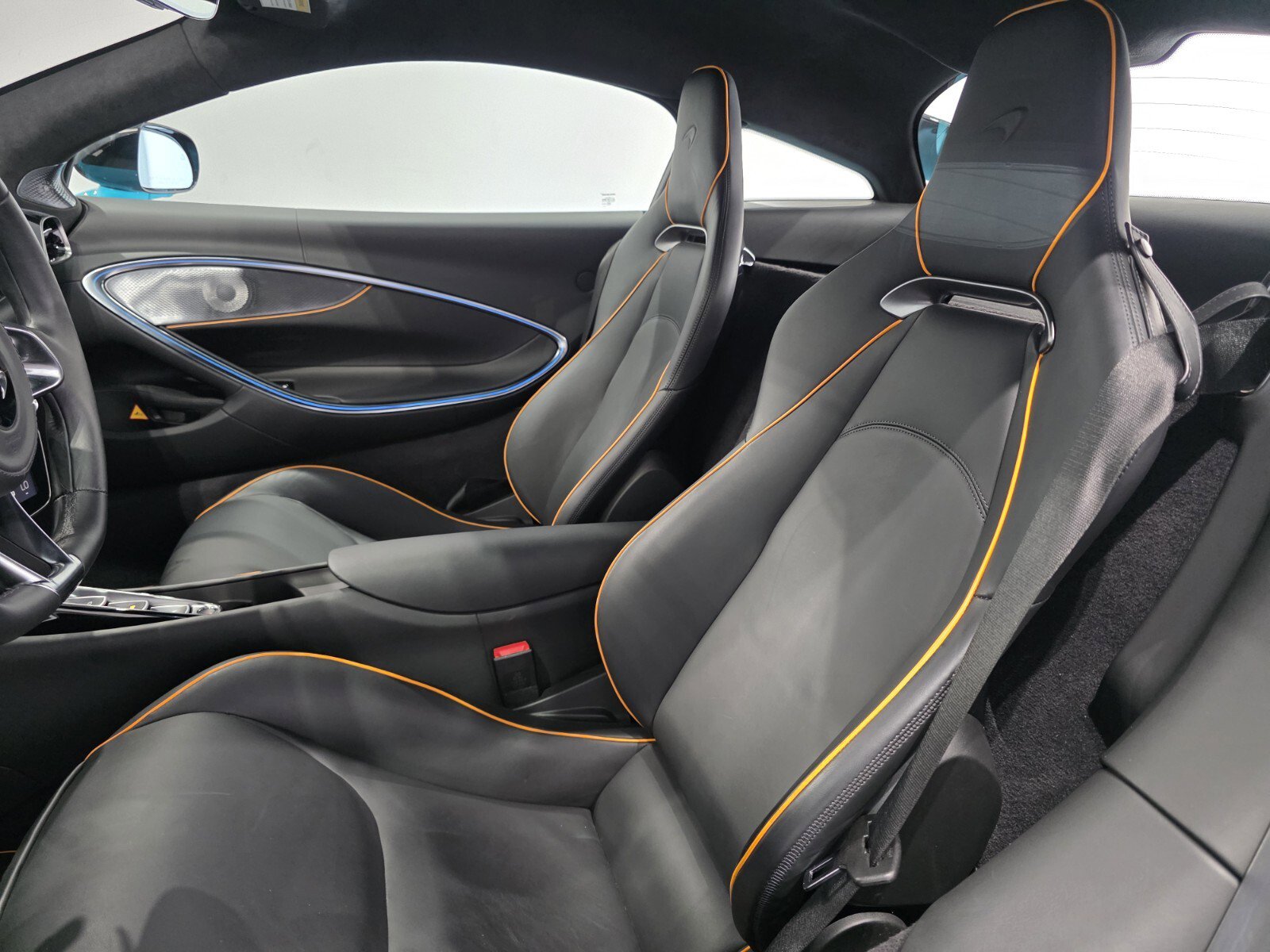 Used 2025 McLaren Artura RWD image 8