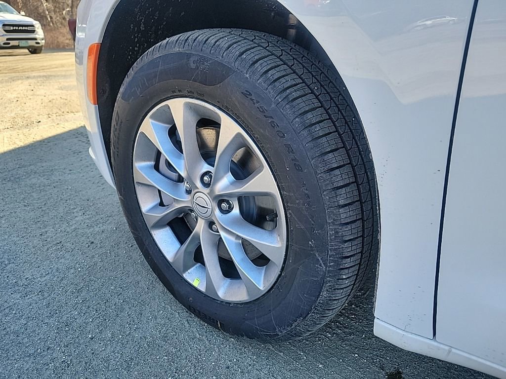 New 2026 Chrysler Pacifica Select image 18