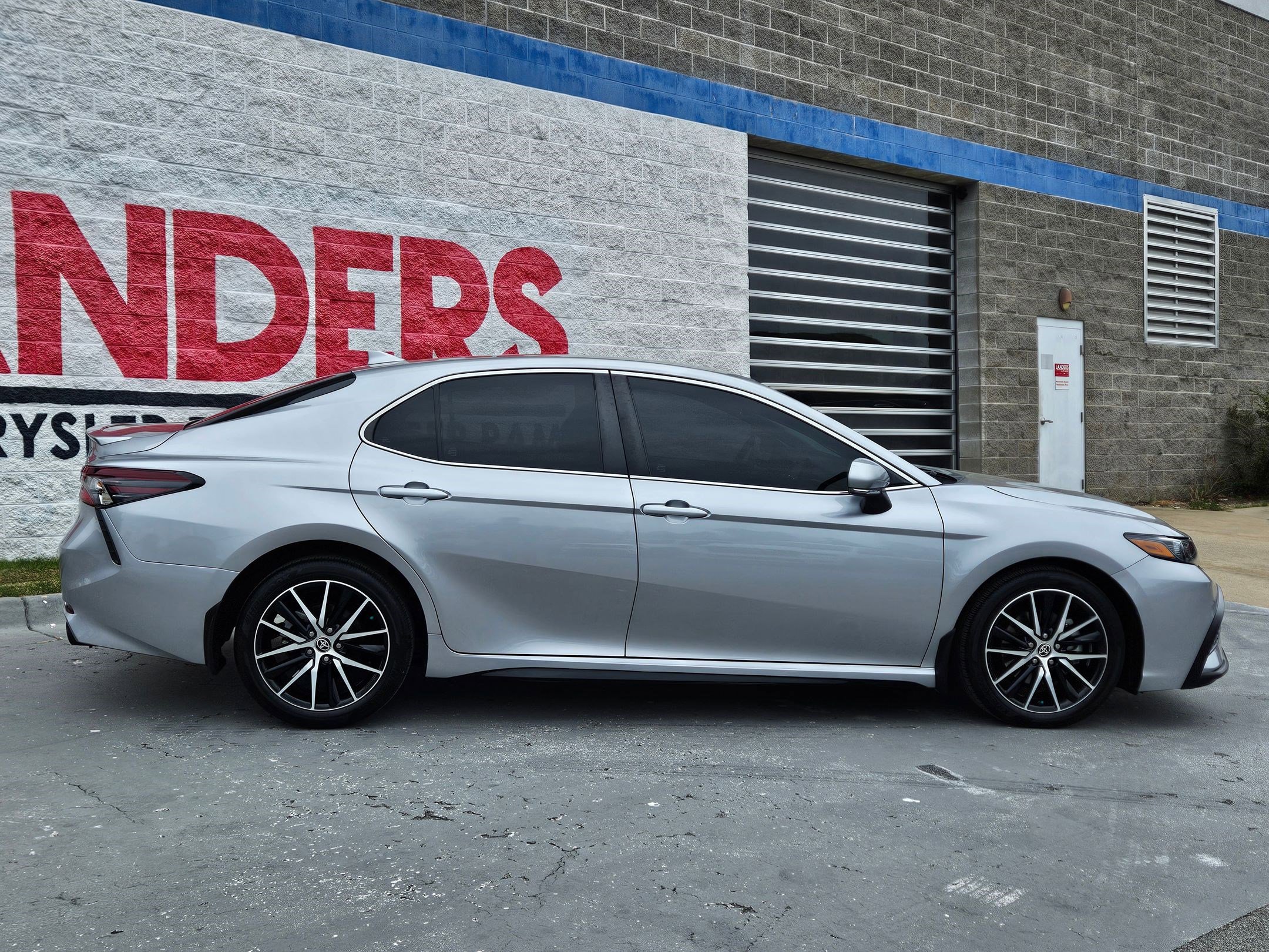 Used 2022 Toyota Camry SE FWD image 8