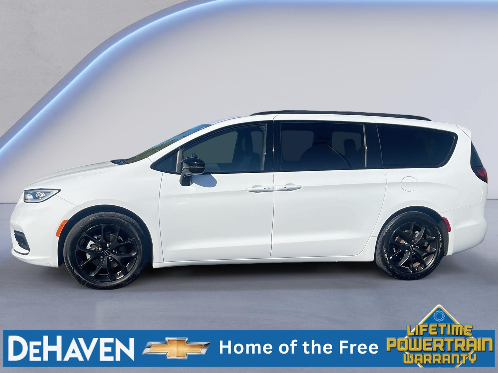 Used 2025 Chrysler Pacifica Limited FWD image 3