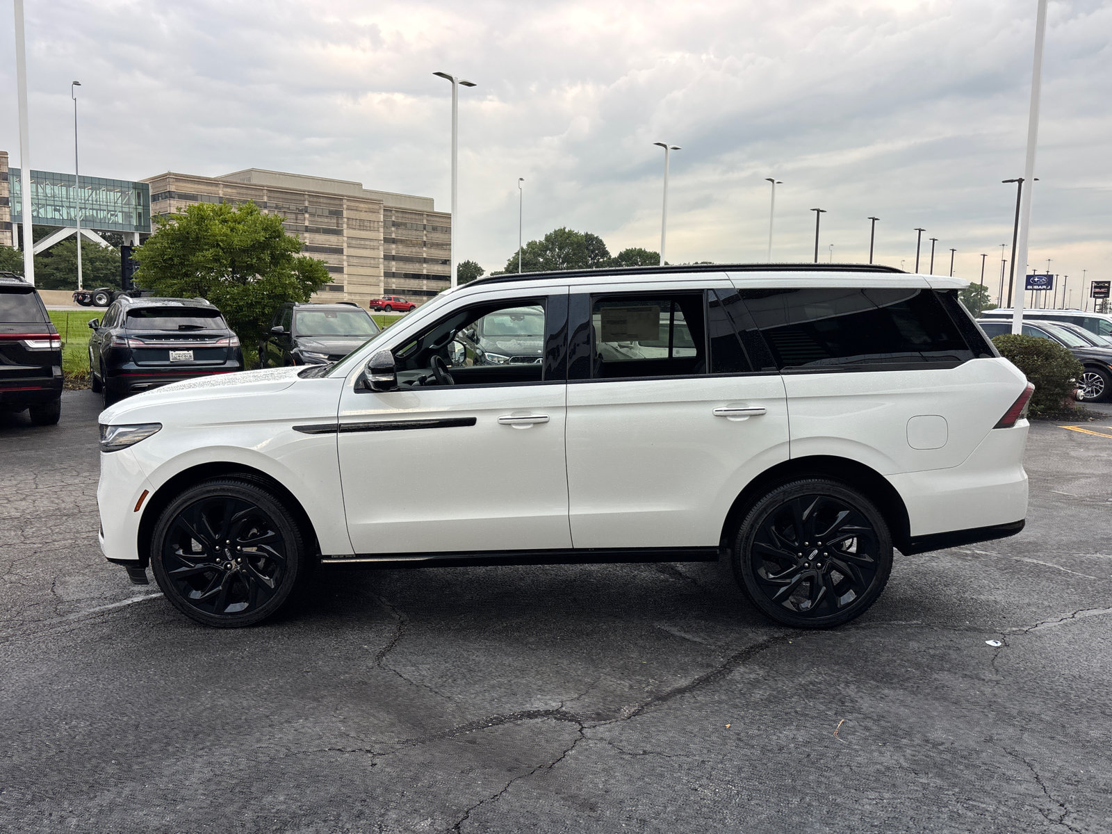New 2027 Lincoln Navigator Reserve w/ Jet Appearance Package AWD/4WD image 4
