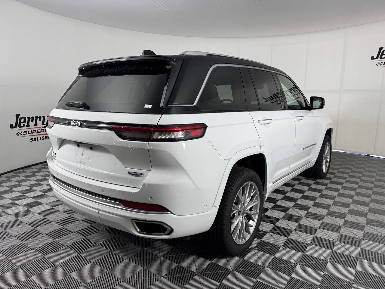 Used 2023 Jeep Grand Cherokee Summit AWD/4WD image 7