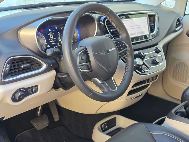Used 2023 Chrysler Pacifica Touring-L image 9