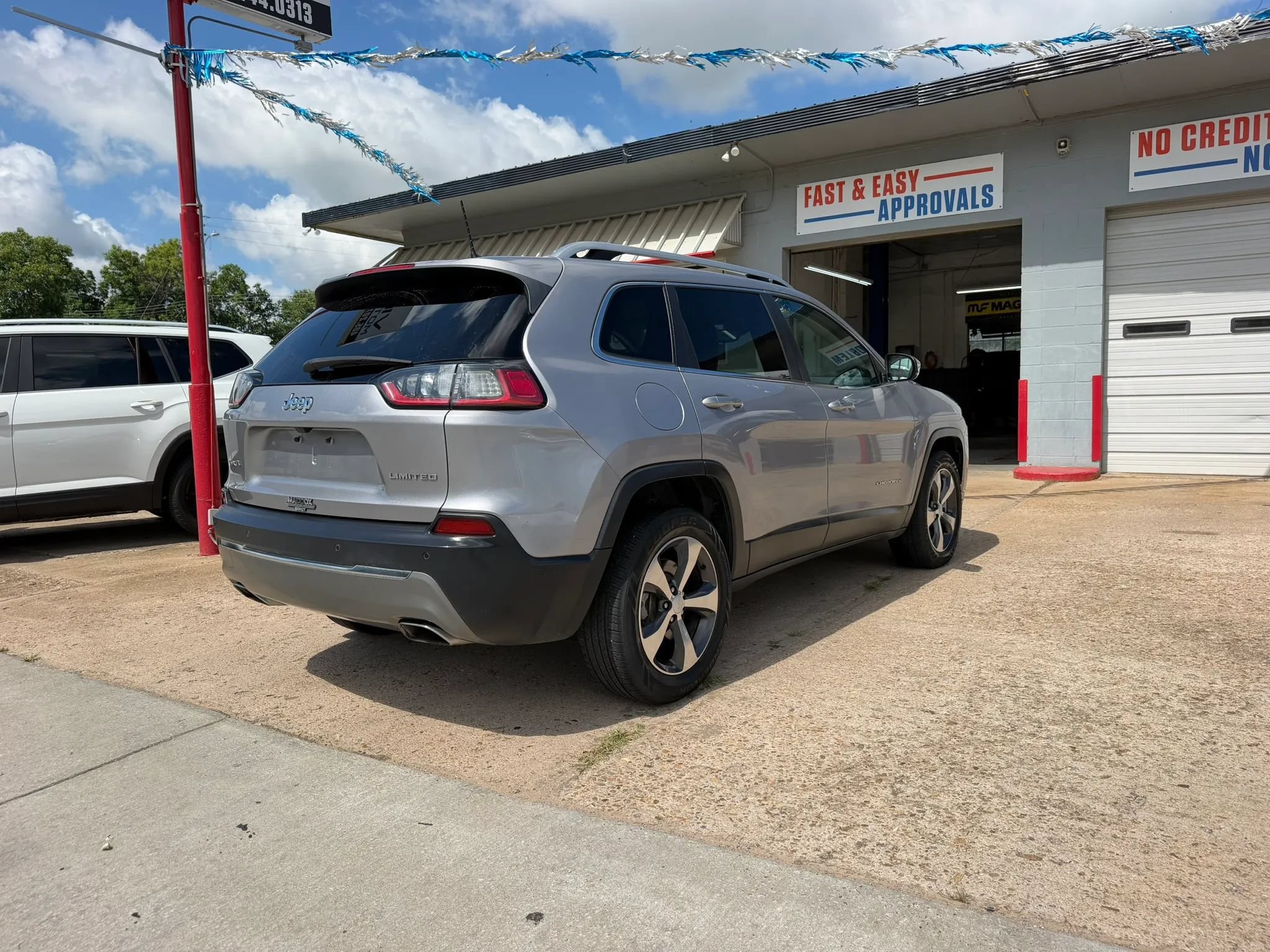Used 2019 Jeep Cherokee Limited w/ Luxury Group AWD/4WD image 6
