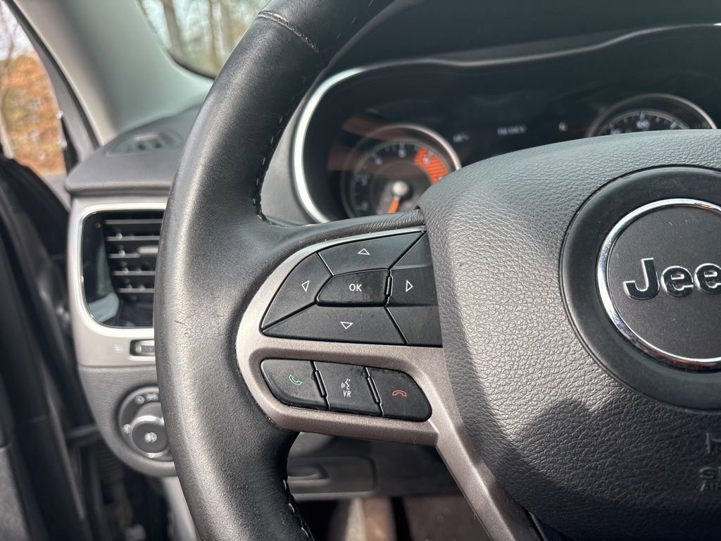 Used 2019 Jeep Cherokee Limited AWD/4WD image 16