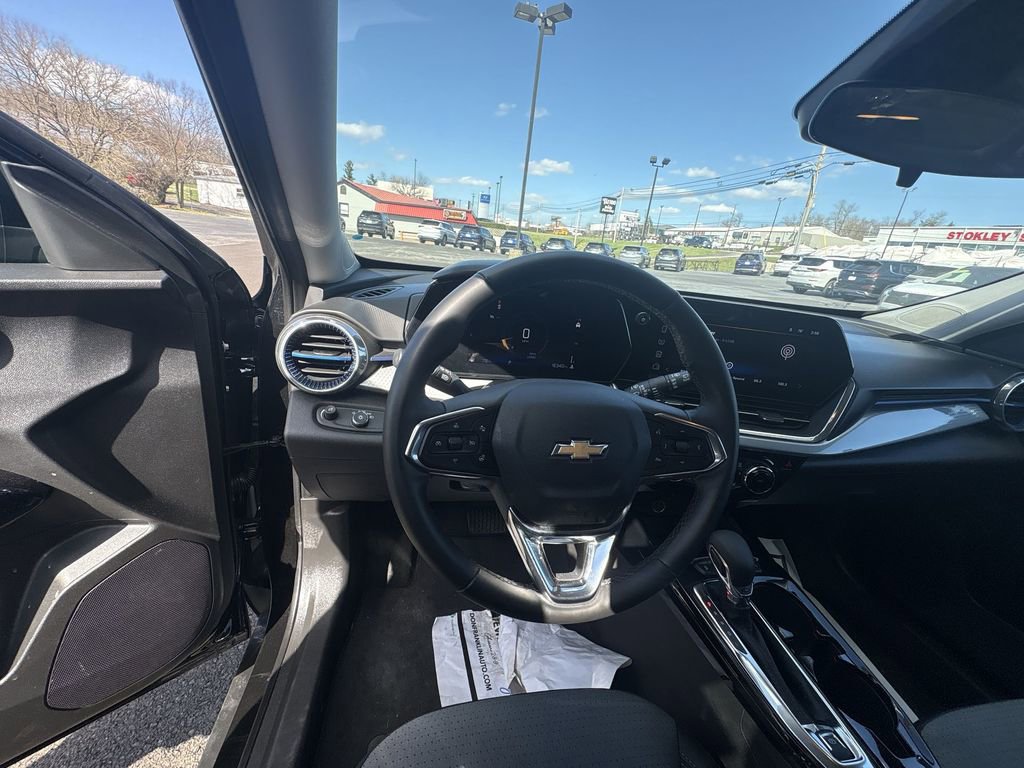 Used 2025 Chevrolet Trax LT w/ LT Convenience Package image 11