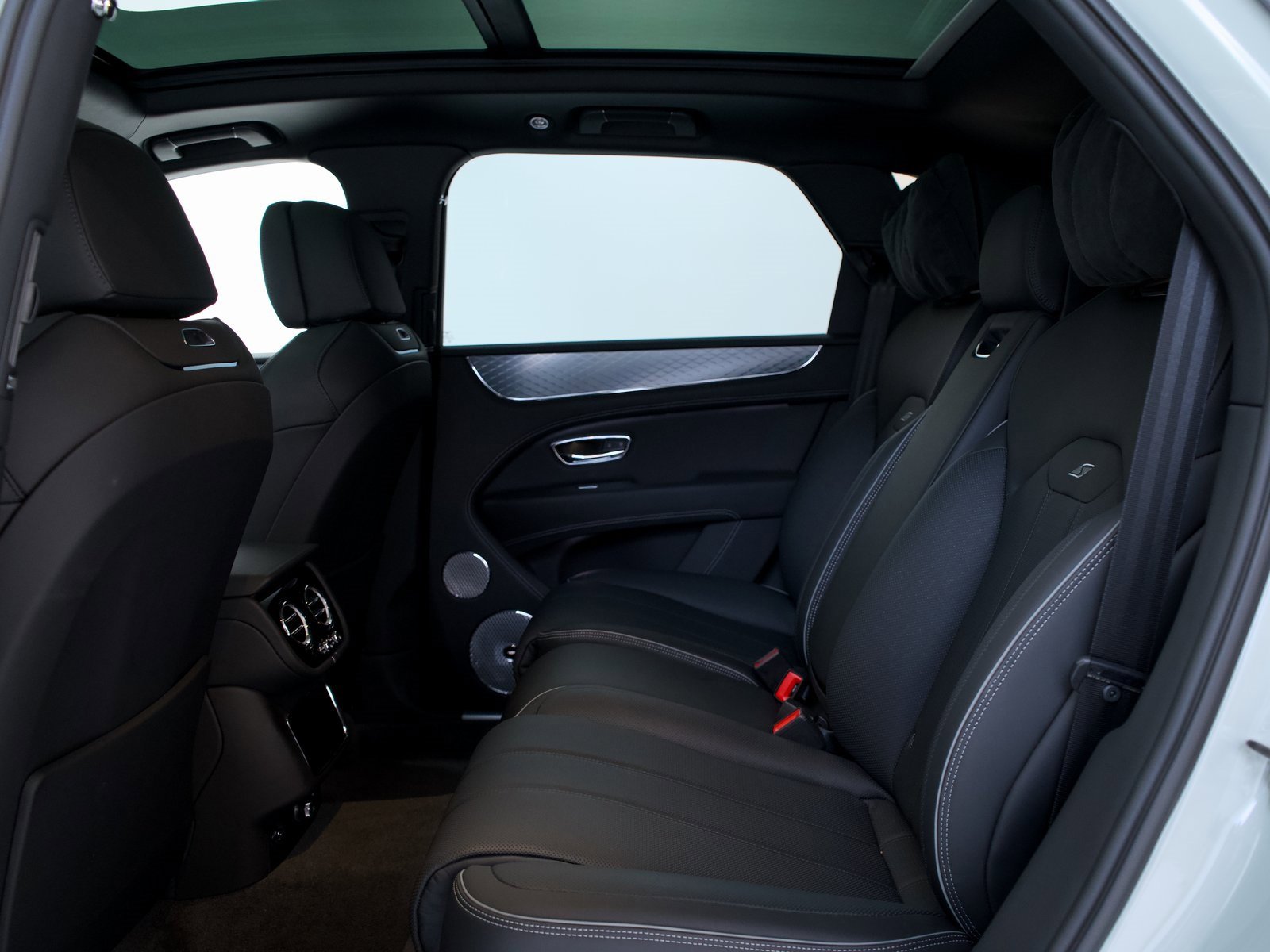 Used 2025 Bentley Bentayga image 24