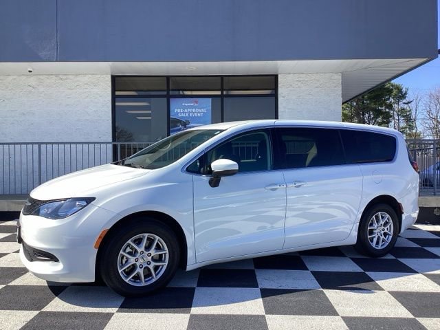 Used 2023 Chrysler Voyager LX image 2