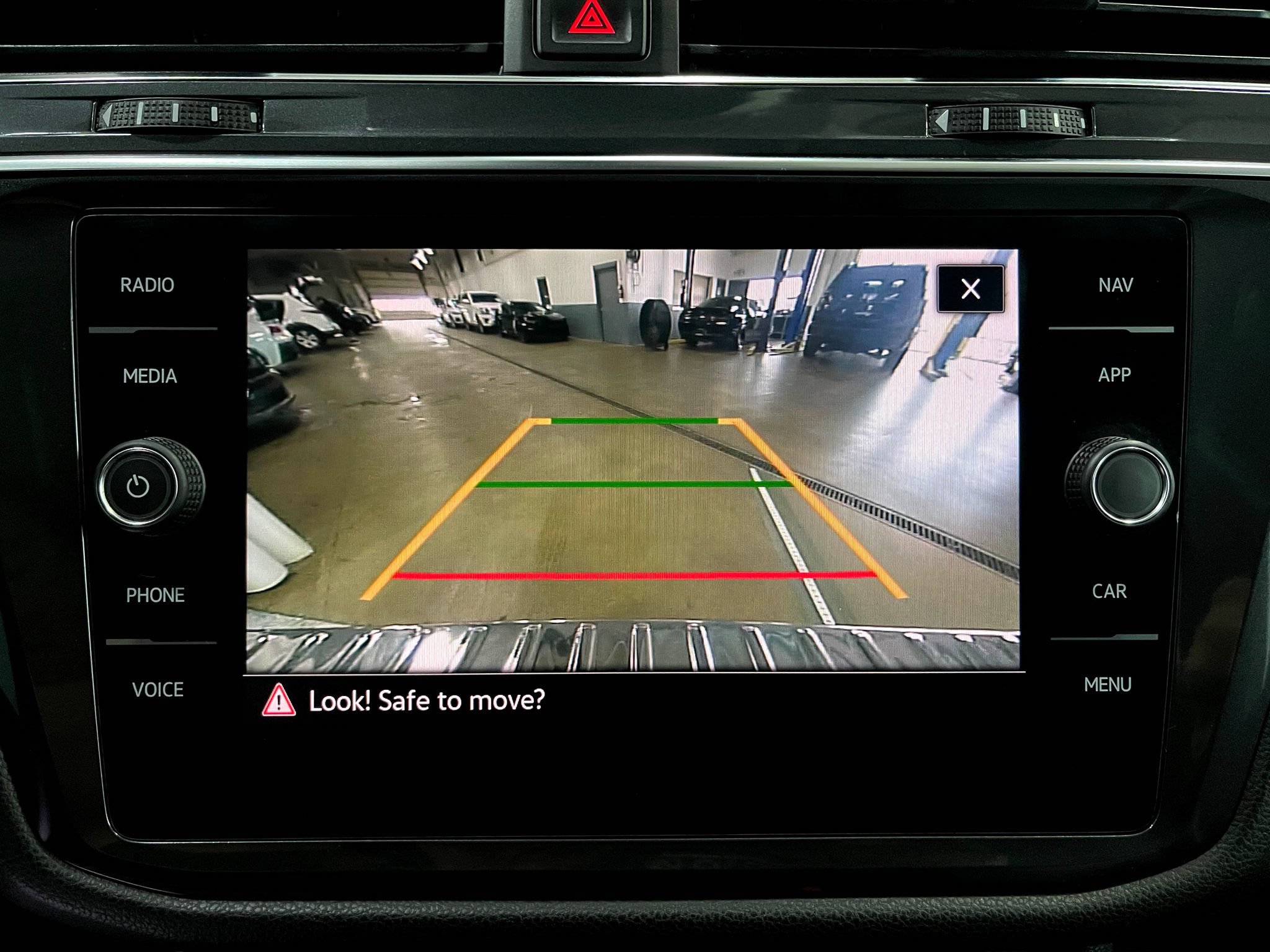 Used 2021 Volkswagen Tiguan SEL AWD/4WD image 11