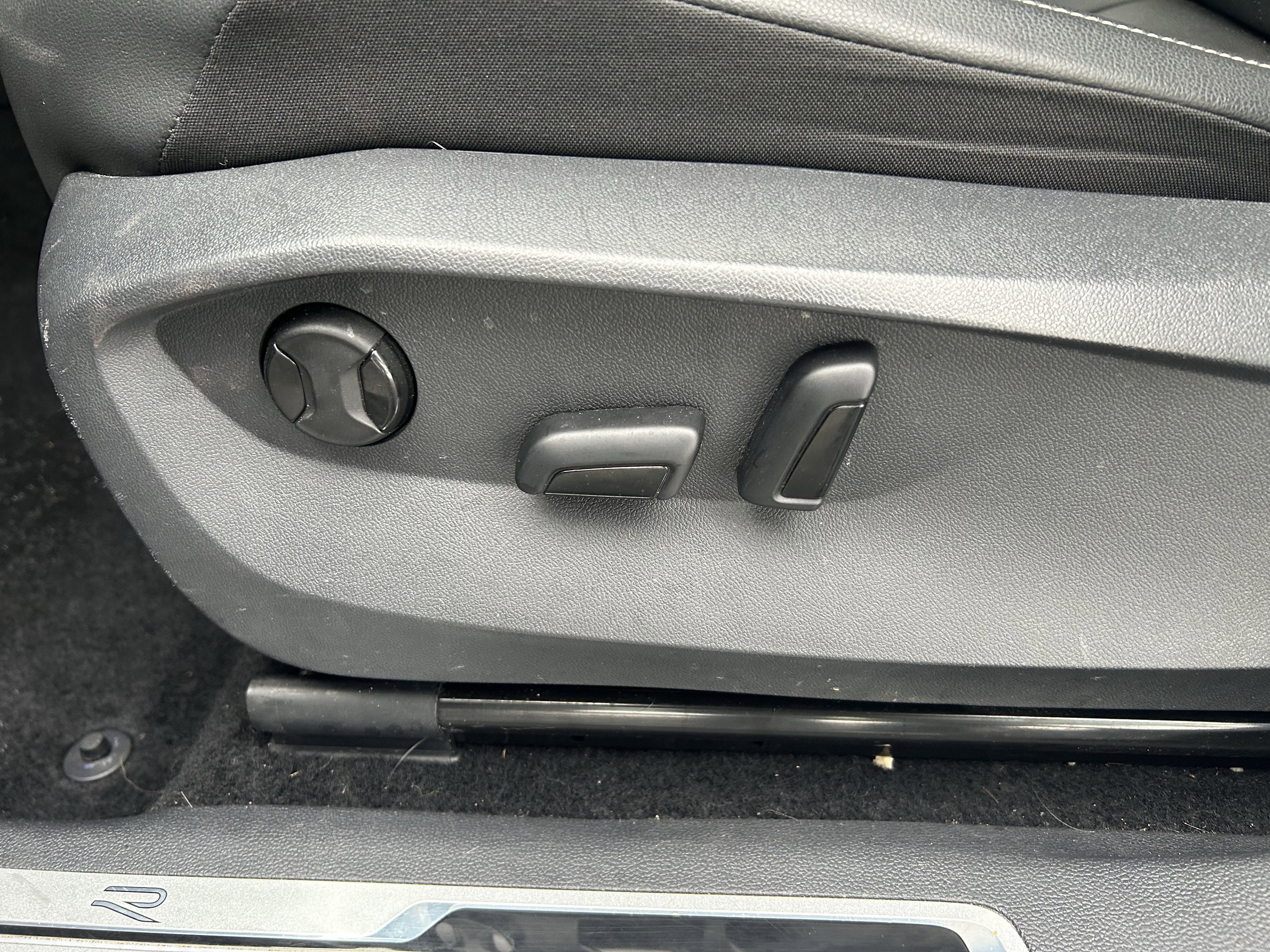 Certified 2023 Volkswagen Tiguan SE R-Line image 22