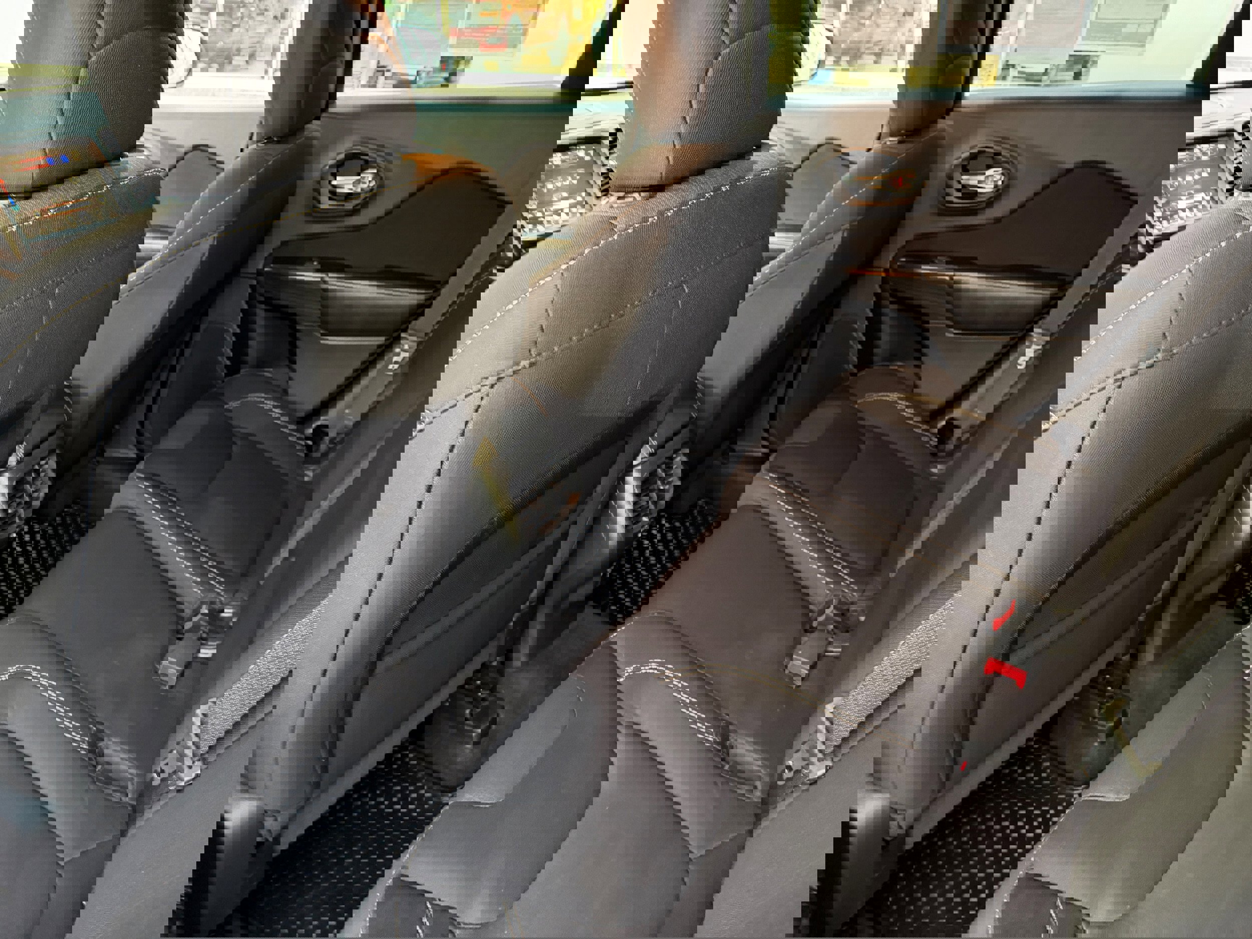 Used 2015 Jeep Cherokee Latitude w/ Cold Weather Group image 13