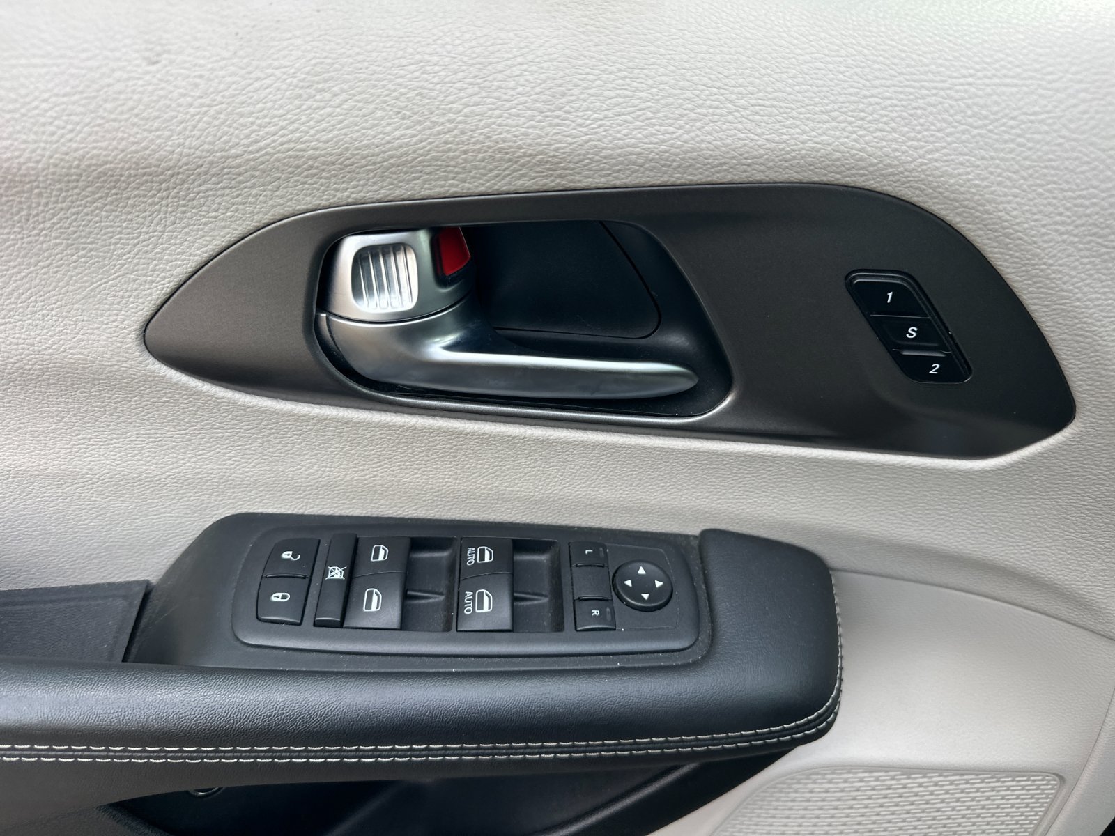 Used 2023 Chrysler Pacifica Touring-L FWD image 11