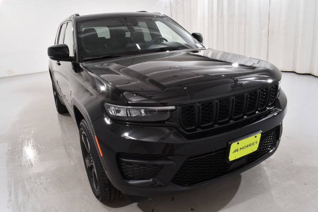 Used 2023 Jeep Grand Cherokee Altitude AWD/4WD image 4