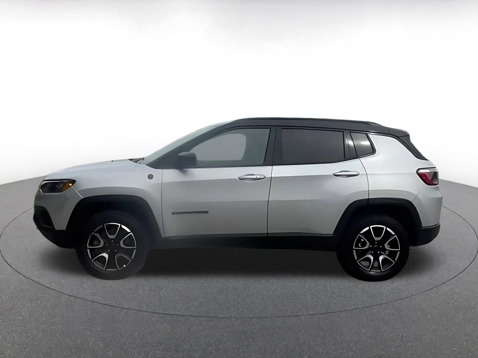 Used 2025 Jeep Compass Trailhawk image 8