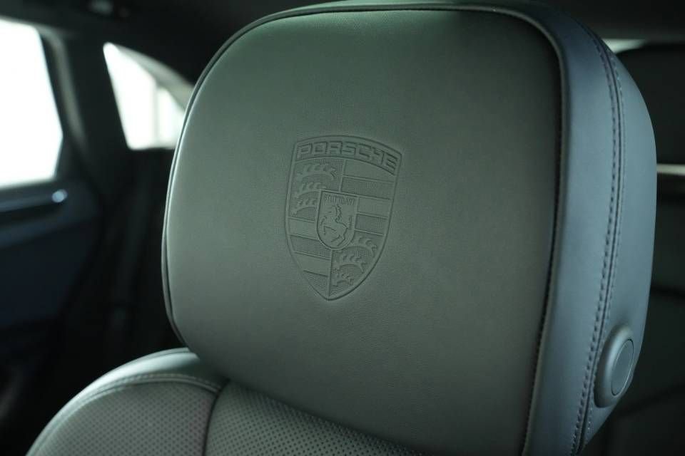 Certified 2025 Porsche Macan AWD/4WD image 34