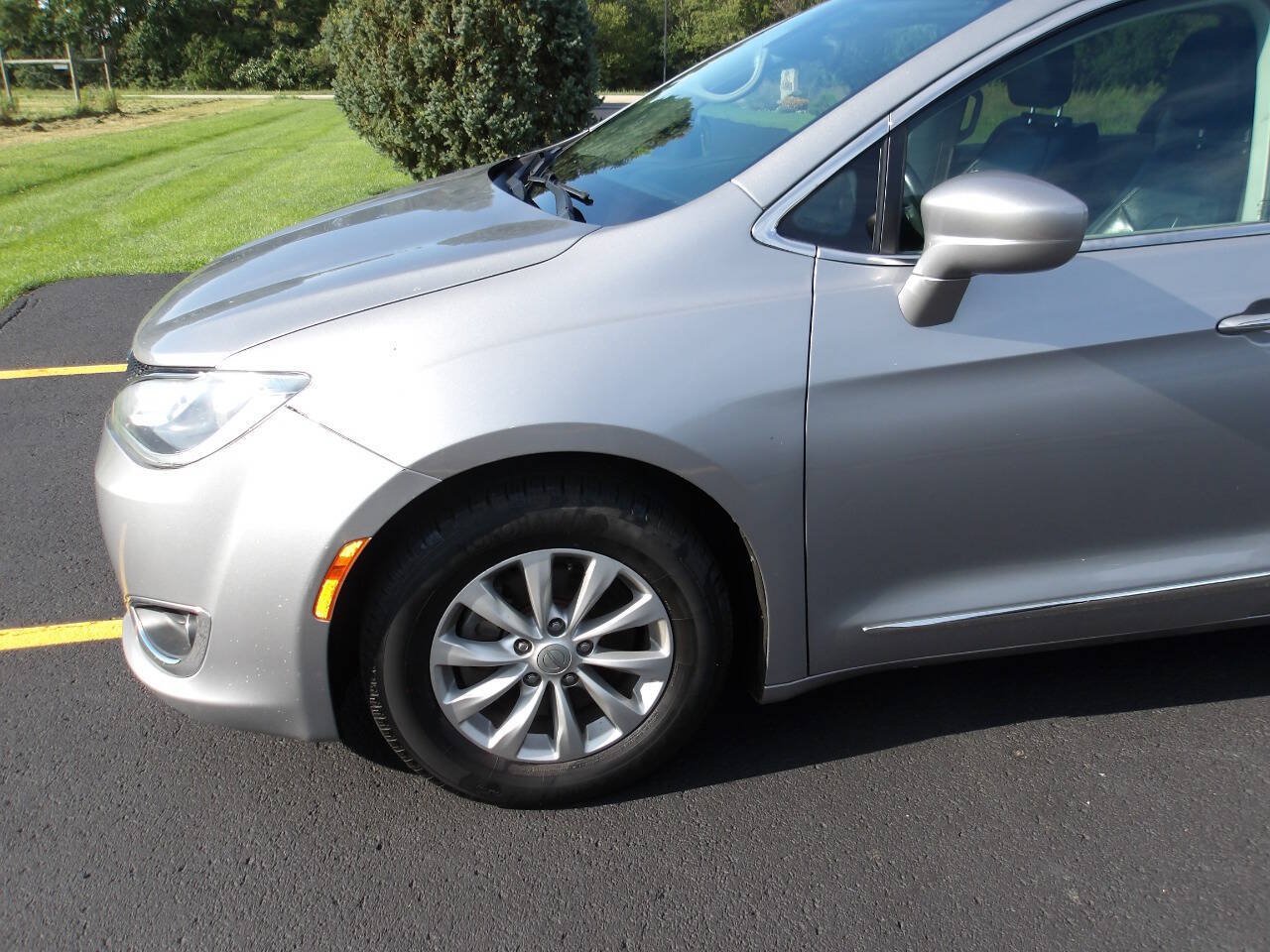 Used 2017 Chrysler Pacifica Touring-L FWD image 30
