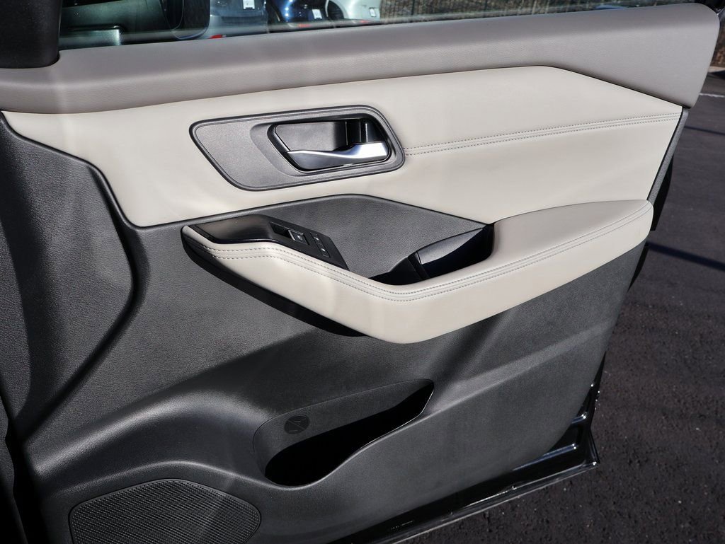 Used 2023 Nissan Rogue SL w/ SL Premium Package image 11