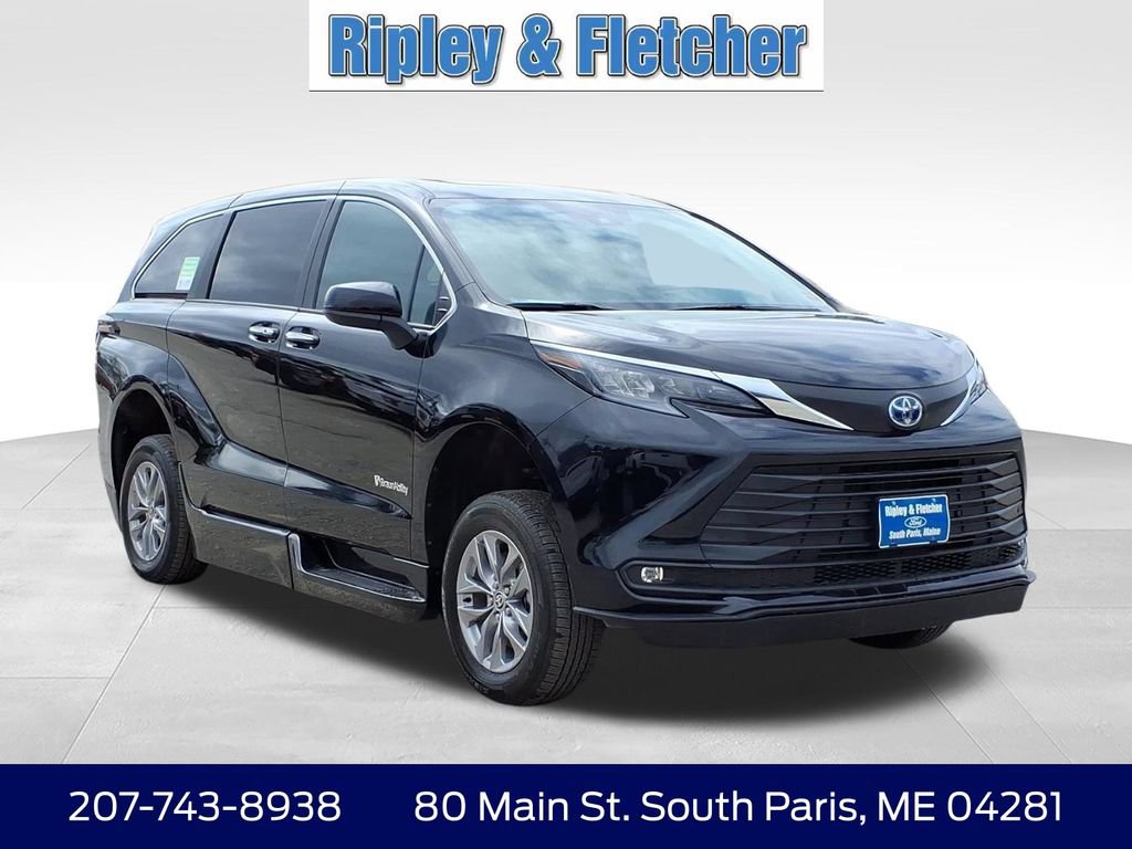 Used 2025 Toyota Sienna XLE FWD image 4