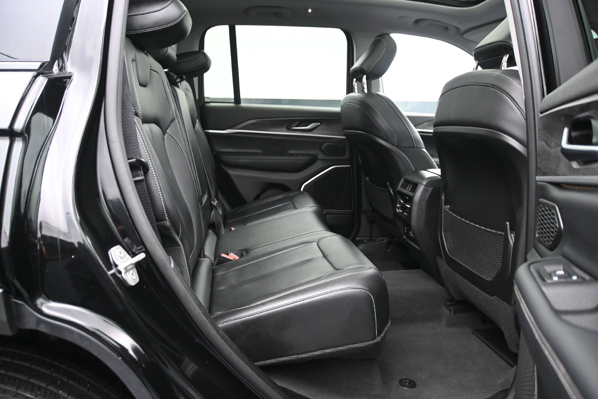 Used 2022 Jeep Grand Cherokee Limited AWD/4WD image 15