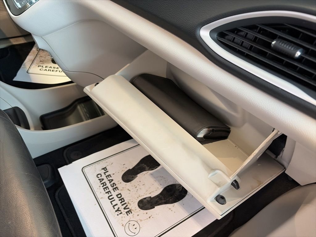 Used 2017 Chrysler Pacifica Touring-L image 24