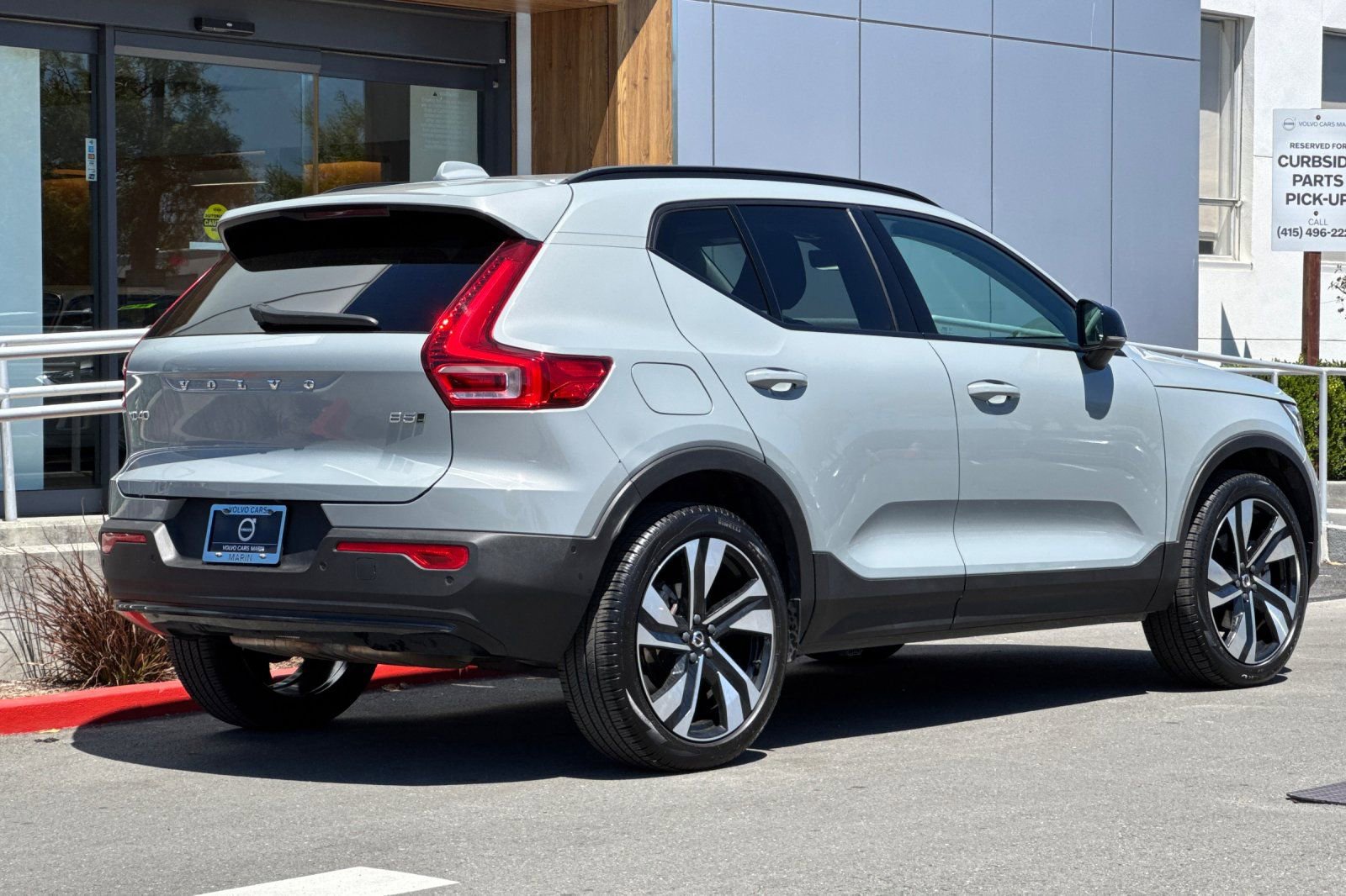 Certified 2025 Volvo XC40 B5 Ultra w/ Climate Package AWD/4WD image 2