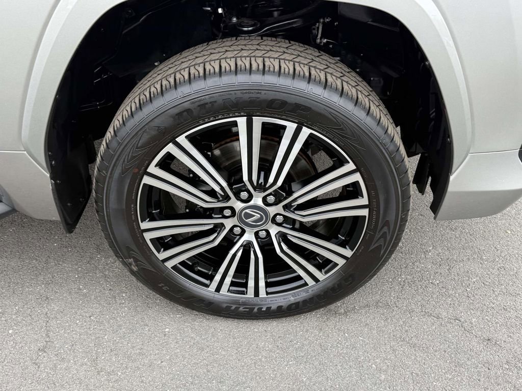 Used 2025 Lexus LX 600 4WD w/ Accessory Package (Z1) image 7