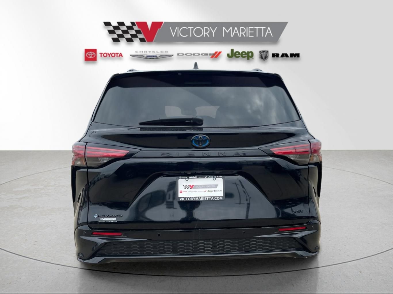 Used 2025 Toyota Sienna XSE w/ XSE Plus Package image 4