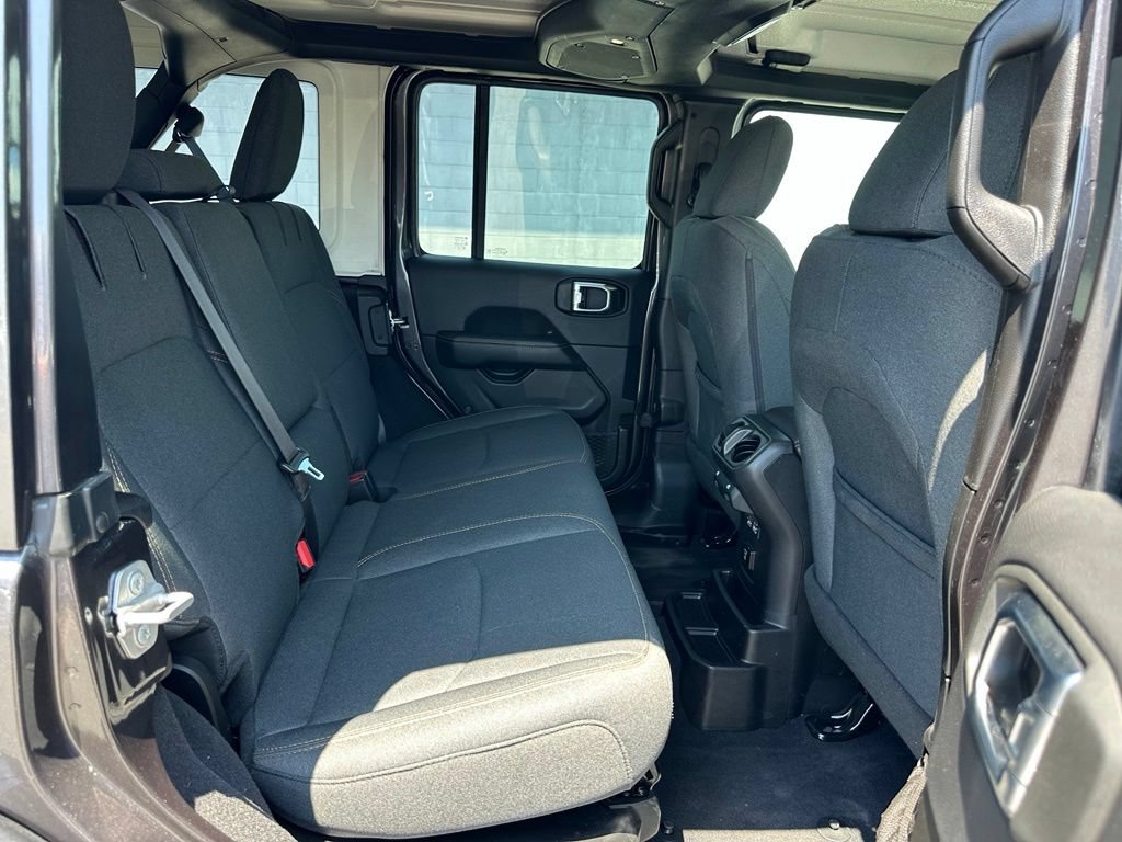 Used 2025 Jeep Wrangler Unlimited Sahara AWD/4WD image 19