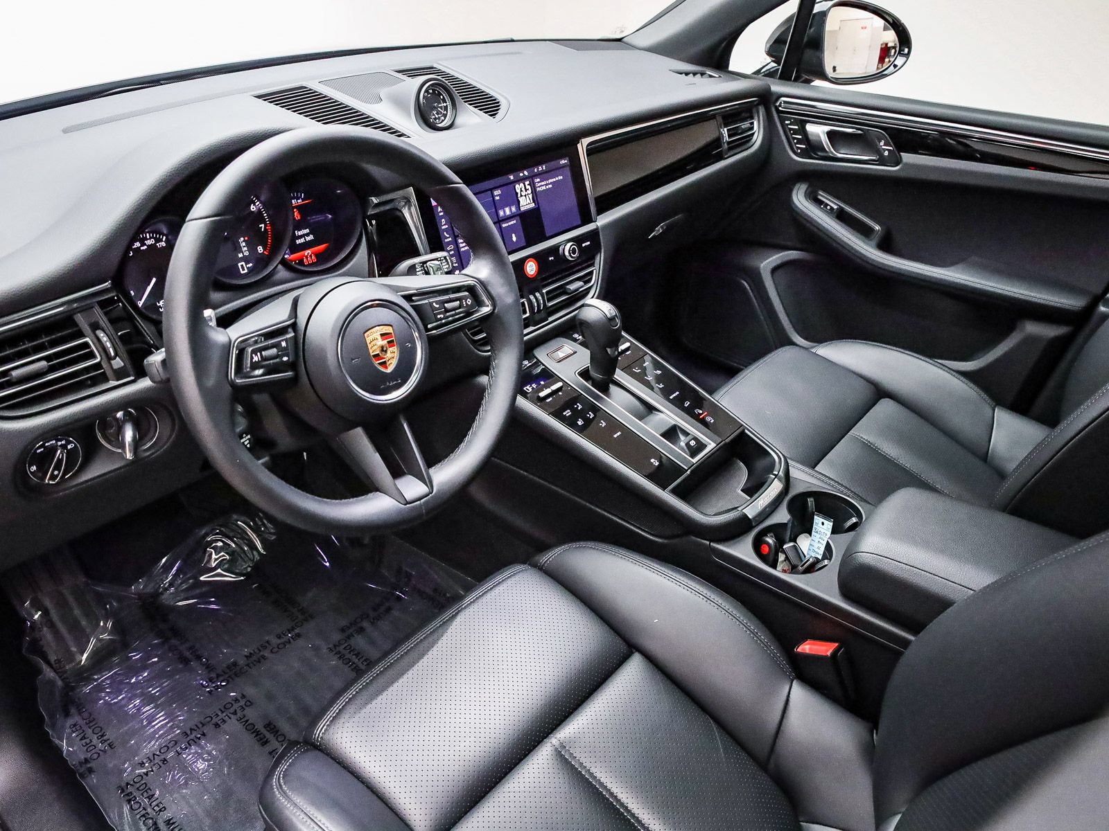 Certified 2026 Porsche Macan AWD/4WD image 4