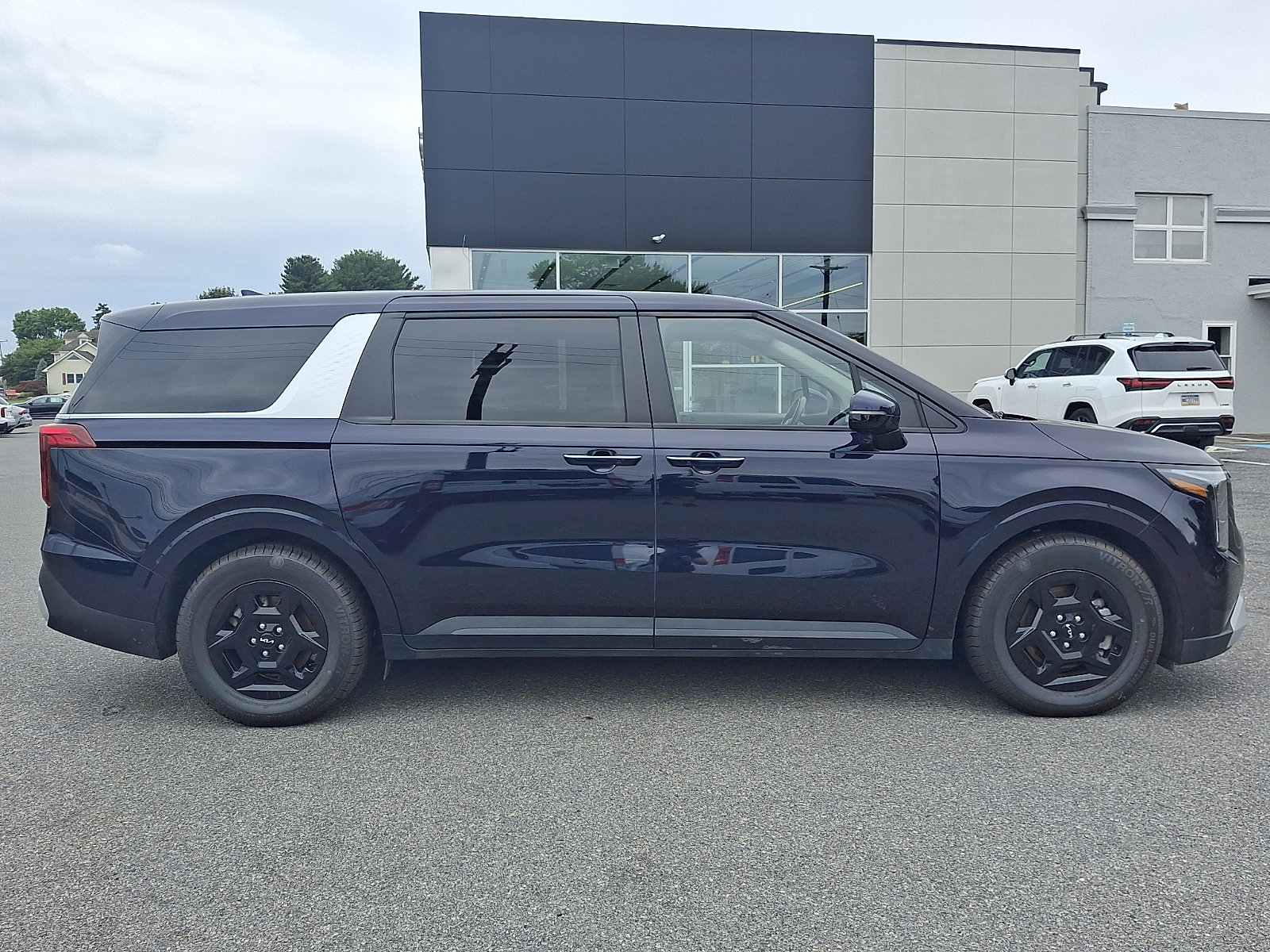 Used 2025 Kia Carnival FWD image 7