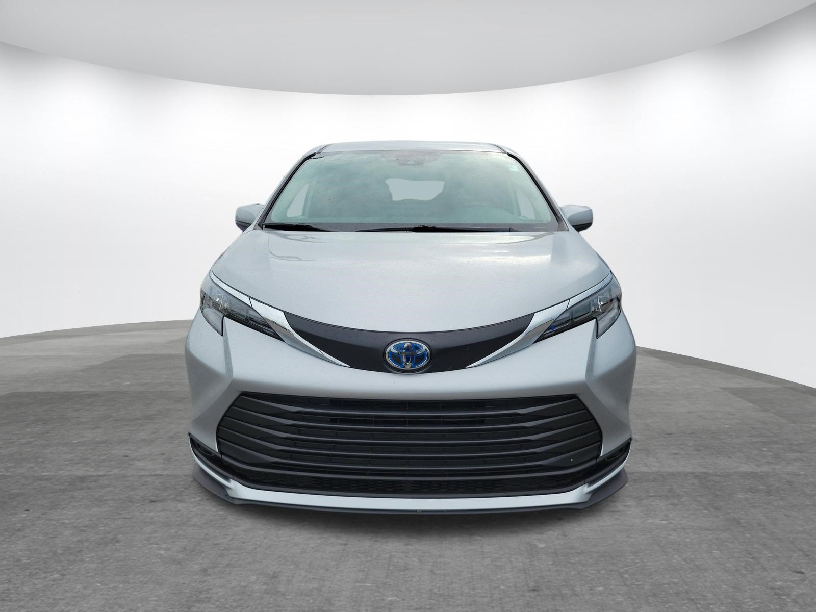 Used 2025 Toyota Sienna LE AWD/4WD image 2