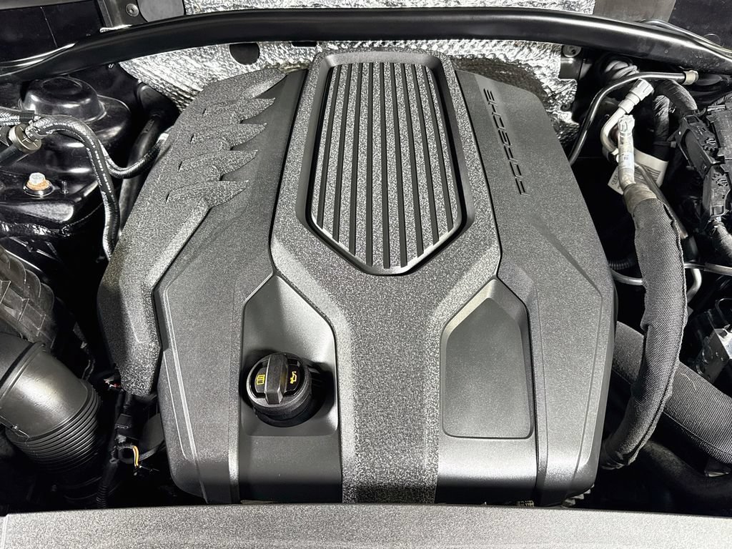 Certified 2024 Porsche Macan AWD/4WD image 28