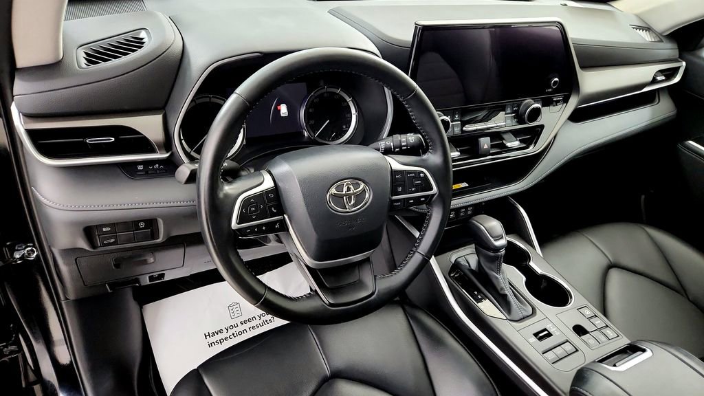 Used 2023 Toyota Highlander XLE AWD/4WD image 25